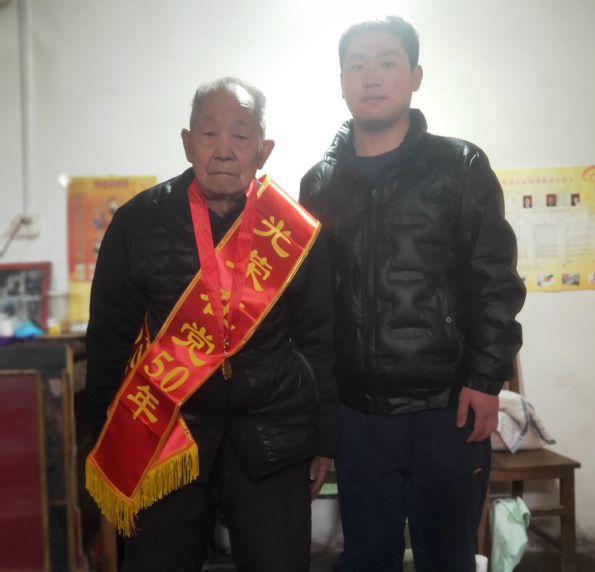 艺术设计学院学生侯帅军向“光荣在党50周年”老党员学习致敬