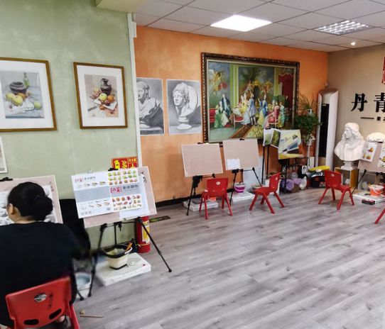 艺术设计学院学生指导小朋友们学习绘画