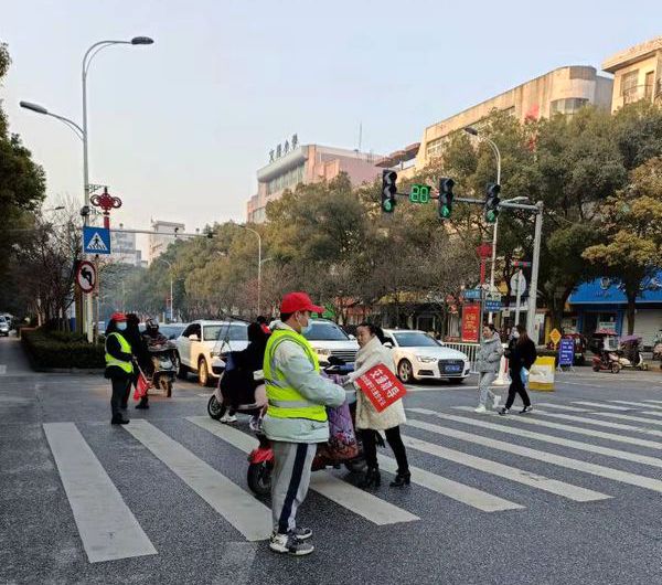 艺术设计学院学生唐结在家乡担任交通协管员