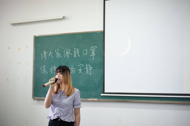 全媒体21301班的张雯锐演唱歌曲《一样的月光》